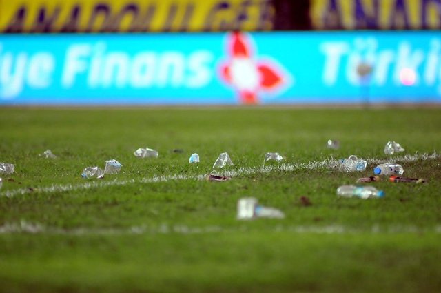 Stat hoparlöründen anons yapılırken, Fenerbahçelilerin bulunduğu kale arkasından da Muslera'ya yabancı madde atıldığı gözlendi.