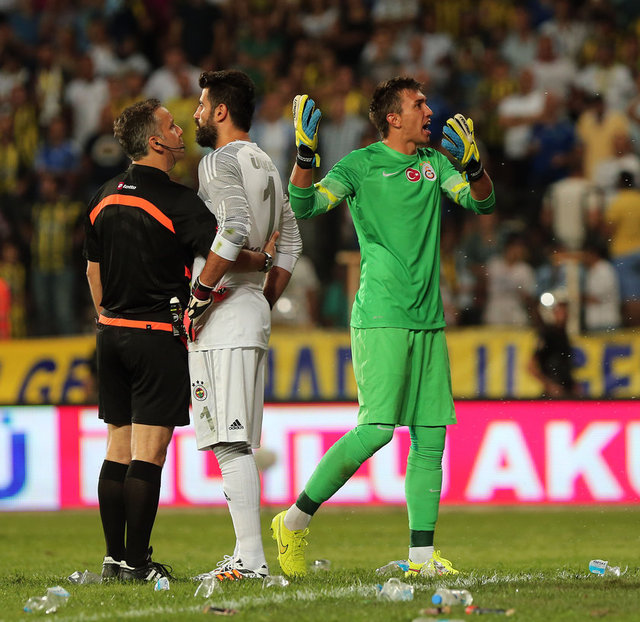 Geliri Soma'daki maden maden faciasında kaybettiğimiz 301 işçinin ailesine bağışlanacak olan, Fenerbahçe-Galatasaray Süper Kupa finalide istenmeyen sahneler yaşandı.