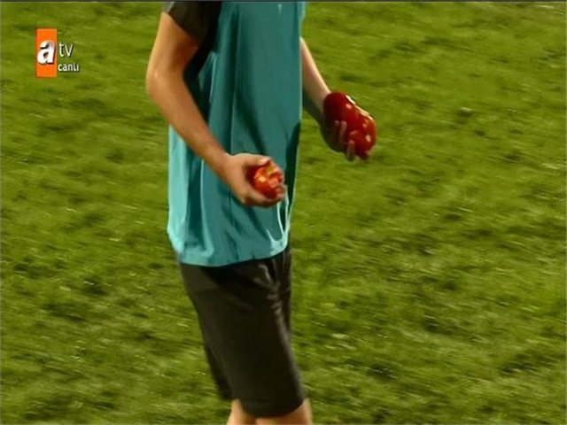 Sahaya atılanlar arasında domates bile vardı!