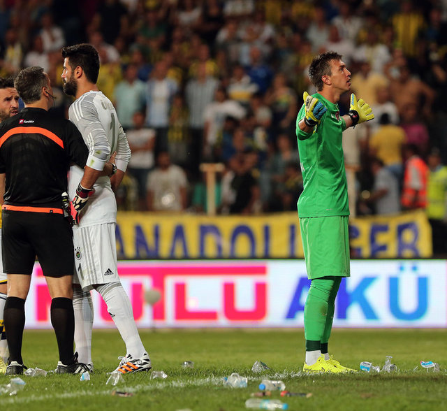 Gerginlik giderek artarken, Melo ve Muslera başta olmak üzere Galatasaraylı futbolcular tribünlerin önüne gidip, taraftarları yatıştırmaya çalıştı.