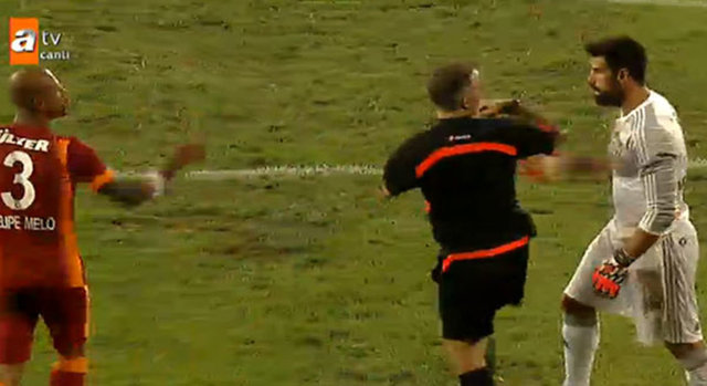 -  - Top tekniği çok da yüksek olmayan Melo'nun penaltı kaçırmasına Volkan Demirel'in verdiği tepkinin aşırı olduğu eleştirisinde bulundu.