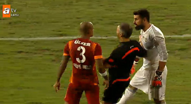 -  - "101greatgoals" adlı internet sitesi de "Neden herkes Felipe Melo'dan bu kadar nefret ediyor?" başlığıyla verdiği haberde, Galatasaray ile Fenerbahçe arasında oynanan derbinin "klasik" gerginliklere sahne olduğunu yazdı.