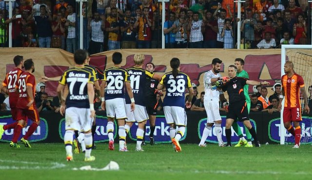 Yaşanan gerginliğin ardından hakem Melo ve Volkan Demirel'e sarı kart gösterdi. -