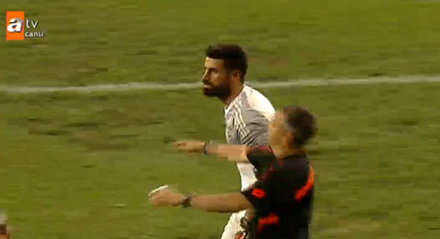 Disiplin Talimatı'nda bu sözlerin karşılığı 2 ila 6 maçtan men. Volkan iki ayrı eyleminden dolayı alt limitten ceza alırsa en az 3, maksimum da 9 maç ceza alabilir. -  - (Akşam)