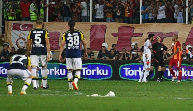 Melo'nun kullandığı penaltı vuruşunu kurtaran Volkan Demirel, sevinirken Melo'nun üstüne doğru atladı.