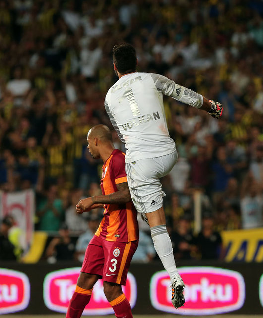 Fenerbahçe ile Galatasaray arasında oynanan Süper Kupa maçının penaltı atışları sırasında ilginç anlar yaşandı.