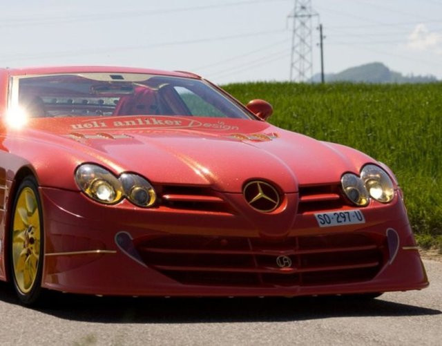 Altın kaplamalı jantları gibi içinde de altın kaplama olan Mercedes McLaren, 999 hp güce sahip, 735 tork ve 5,4 litrelik V8 motoru ile oldukça güçlü bir otomobil.