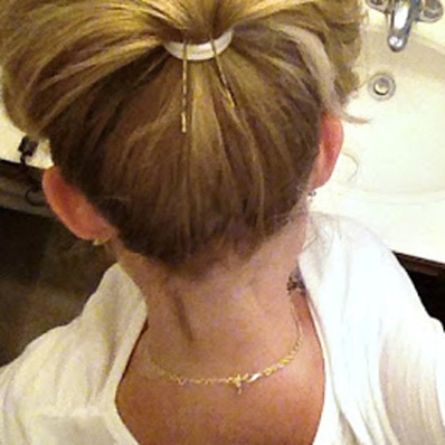 Saçınızı lastik toka ile topladığınızda iki adet tel toka ile daha dik durmasını sağlayabileceğinizi biliyor muydunuz? (thehowtomom)