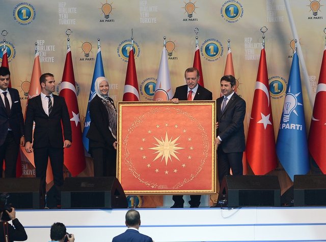FATİHA SURELİ CUMHURBAŞKANLIĞI FORSUAnkara Arena Spor Salonu'nda gerçekleştirilen AK Parti 1. Olağanüstü Kongresi'nde Seçilmiş Cumhurbaşkanı ve Başbakan Erdoğan'a AK Parti grubu adına milletvekilleri tarafından Cumhurbaşkanlığı forsu hediye edildi.