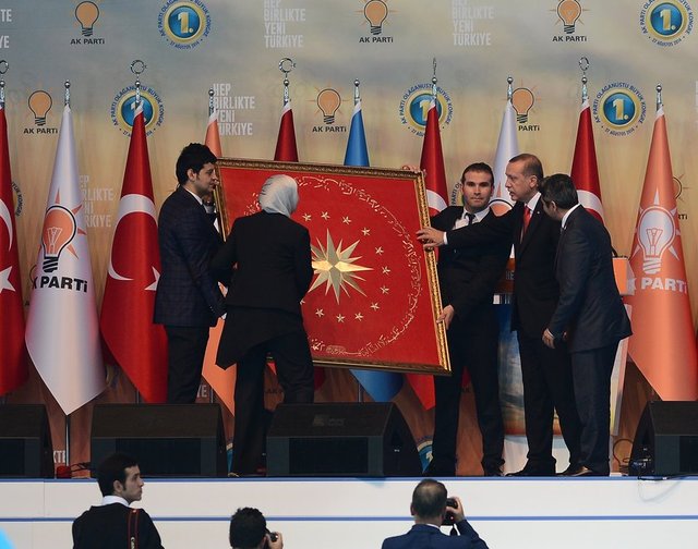 12. Cumhurbaşkanı seçilen Başbakan Recep Tayyip Erdoğan, AK Parti'nin 1. Olağanüstü Büyük Kongresi'nin yapıldığı Ankara Arena'nın dışında bekleyen partililere hitap ettikten sonra büyük sevgi gösterileri eşliğinde salona girdi.