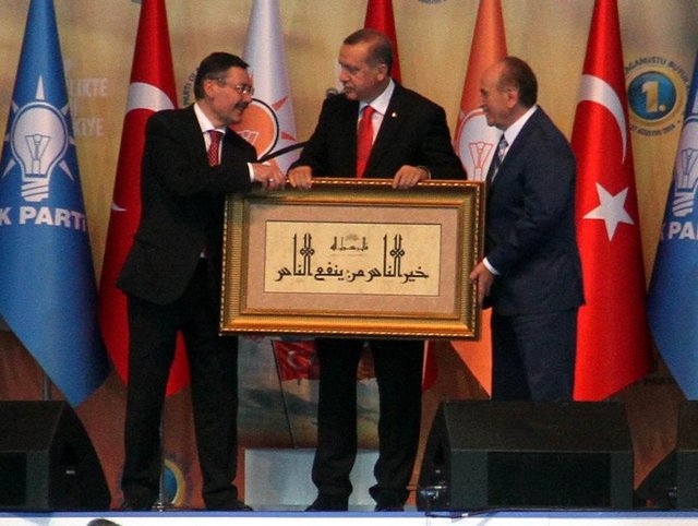 Konuşmasının ardından Başbakan Erdoğan'a çeşitli hediyeler takdim edildi.