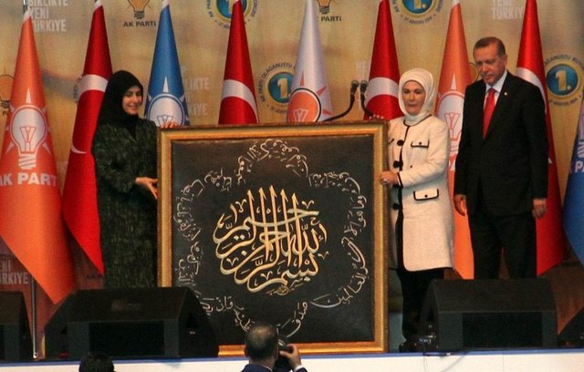 EMİNE HANIM'A DA JEST - Milletvekilleri eşleri, Emine Erdoğan'a da jest yaptı. Milletvekili eşlerinin organizasyonu ile alınan hediye Emine Erdoğan'a AK Parti Grup Başkan Vekili Nurettin Canikli'nin eşi Hatice tarafından verildi.