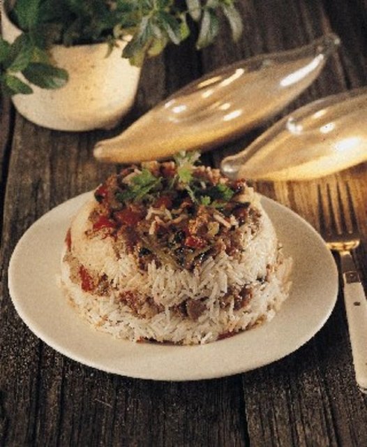 Ekmeği keserek pilav veya makarnaya yüklenmek de yapılan büyük diyet hatalarından biridir" diye konuştu