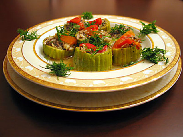 Akşam saatlerinde metabolizma yavaşladığı ve daha az kalori harcandığı için ağır öğünler tüketilmesinin doğru olmadığını belirten Baysal, "Akşam yemeğini kaldırmak da doğru bir davranış şekli olmayacaktır