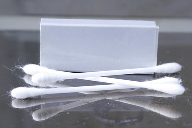 Dış kulak yolunu enfeksiyonlardan koruyan bu salgı normalde dış kulak yolu tarafından dışarı atılıyor ama biz onu günlük yaşantımızda göremiyoruz.