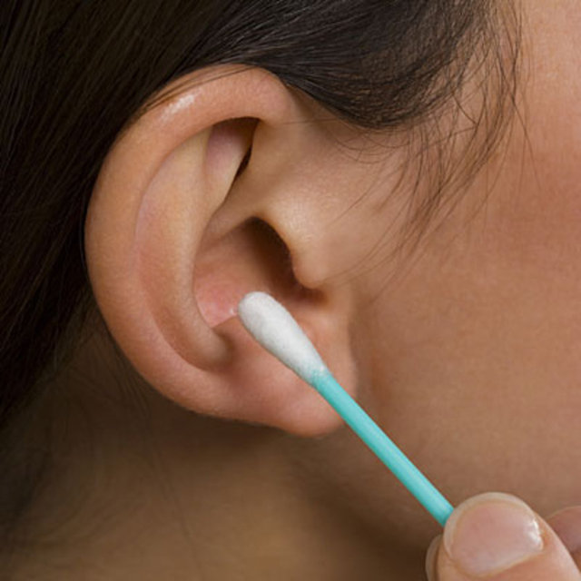 kulak kanallarının içini temizlemek amacıyla bilinçsizce derinliklere sokularak temizlenmesi durumunda mantardan kulak zarında delinmeye, enfeksiyondan işitme kaybına dek birçok hastalığa yol açabileceğini belirterek uyarıyor.