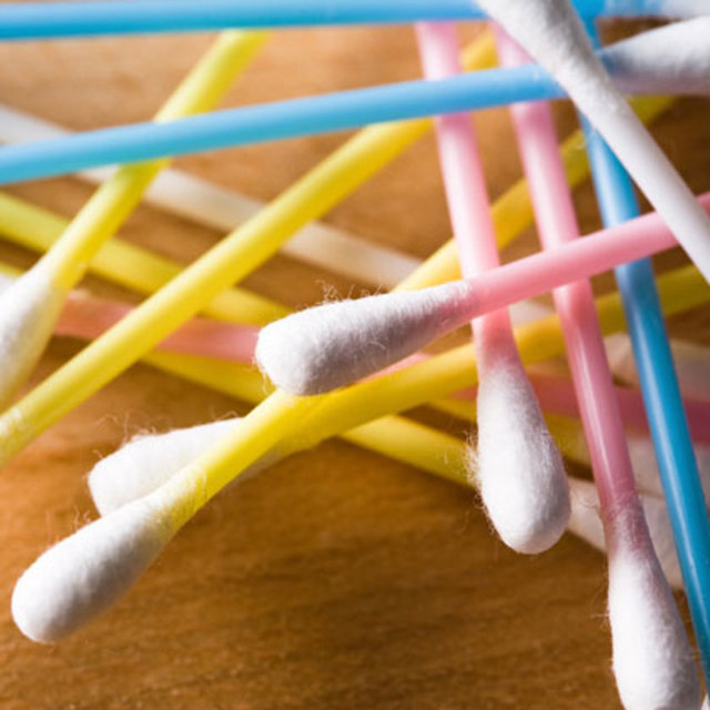 O zedelenmeler ve çatlaklardan bakteriler kolayca girerek dış kulak yolunda enfeksiyona neden olabiliyor.