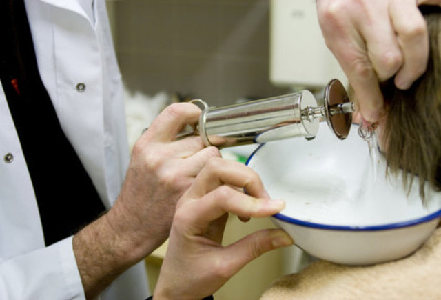 Haliyle çok kolay enfeksiyon kapılıyor. O nedenle bilinçli hareket etmek, kulak çubuklarını kulakların derinliklerine doğru koyuvermemek gerekiyor.