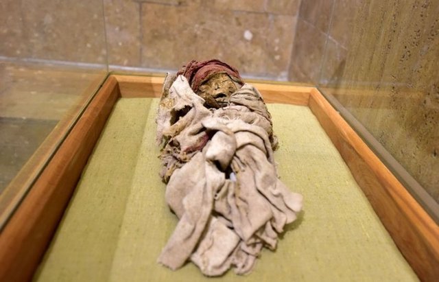 Müzelerde mumyalarla beraber ele geçen boncuklar, kolye taneleri, ketenle dokunmuş işlemeli giysi parçaları ile Doğu Roma dönemine ait takılar ve kandiller gibi günlük hayatta kullanılan eşyalar sergileniyor.