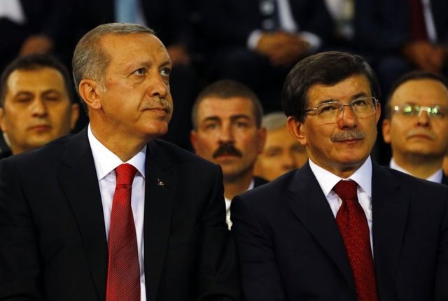 12. Cumhurbaşkanı seçilen Tayyip Erdoğan ile AK Parti Genel Başkanı ve Başbakan seçilecek olan Ahmet Davutoğlu, siyah takım elbise ve kırmızı kravat taktı.