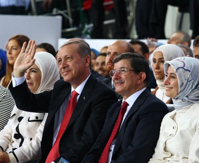 Ankara'da düzenlenen AK Parti 1. Olağanüstü Kongresi'nde halef ve seleflerin kıyafet tercihleri de dikkat çekti.