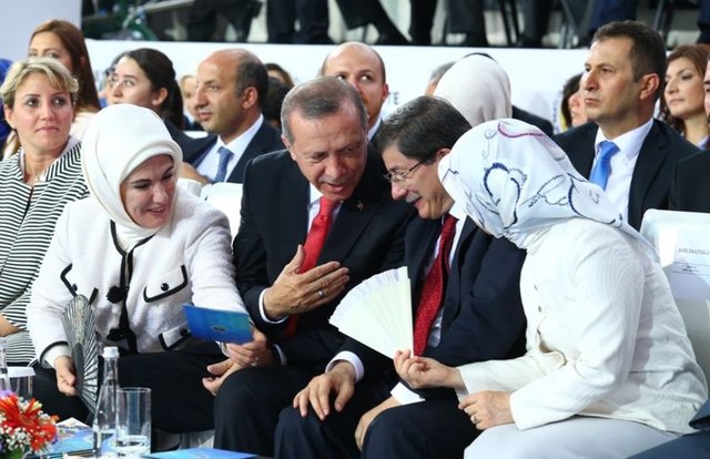 -   First Lady'ler Emine Erdoğan ile Sare Davutoğlu'nun ise beyaz elbise giymeleri dikkat çekti.