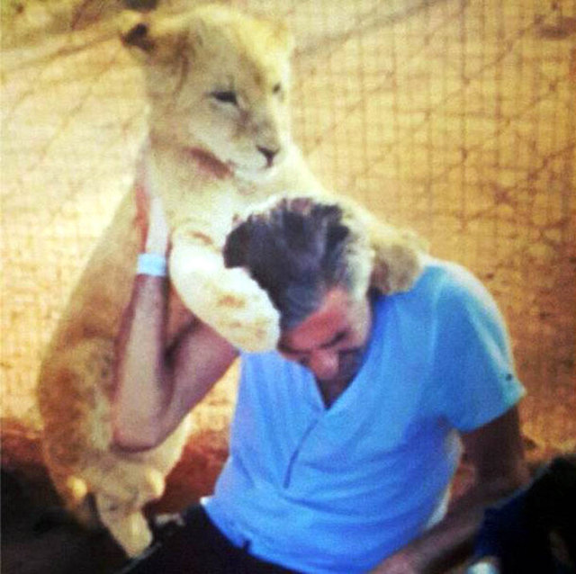 Türkiye'nin yanı sıra Ortadoğu ülkelerinde beğenilerek izlenen 'Öyle Bir Geçer Zaman Ki' dizisinde 'Ali Kaptan' rolünü canlandıran Erkan Petekkaya, Güney Afrika'dan sonra Hint Okyanusu'ndaki Mauritus Adası'nda tatilini sürdürdü.