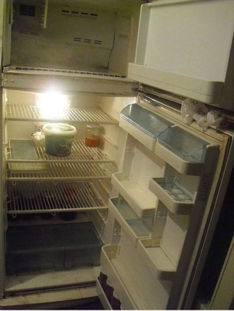 İçi boş bir buzdolabı