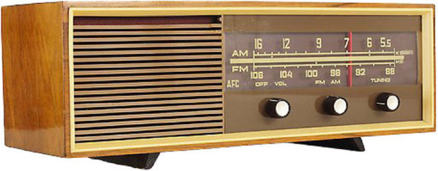 Atılmaya kıyılamamış eski kocaman çalışmayan radyo.