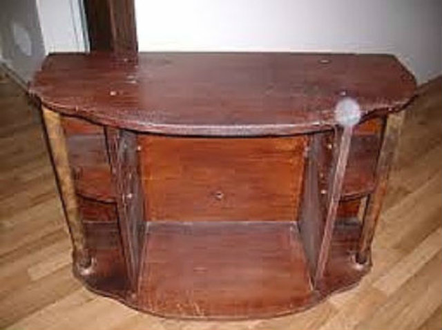 Eski model bir TV sehpası