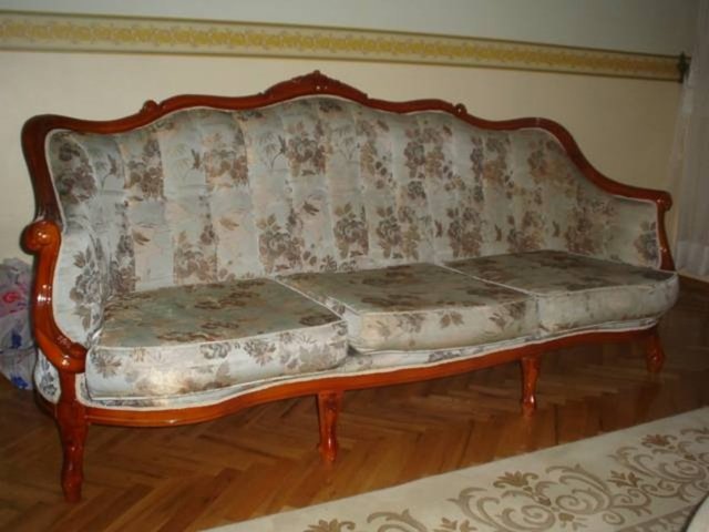 Kenarları tahta koltuklar.