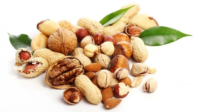 Nemlenmiş kuruyemişler.