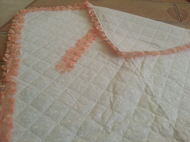 Sağ köşesi kıvrılmış bir seccade.