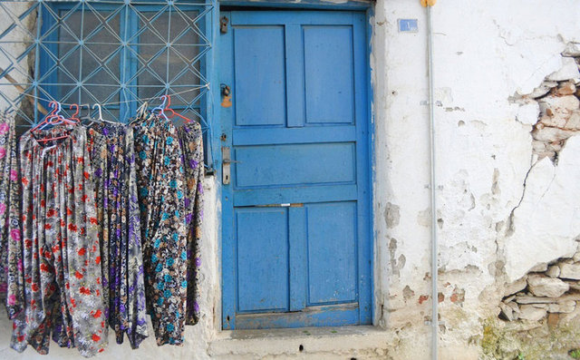 Çiçekli böcekli kıyafetler.