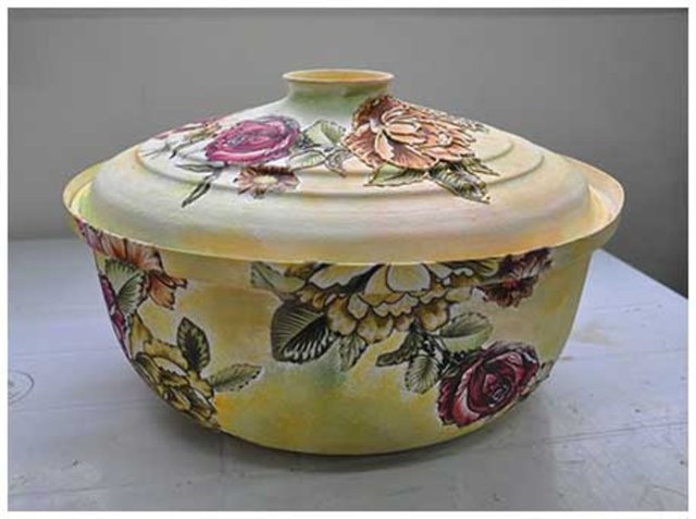 Genelde menekşe saksısı olarak değerlendirilmiş eski tencereler. -