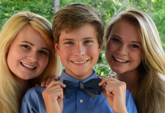 Günümüzün en genç Ceo'ları - 10. Aksesuar şirketi Flipoutz'un CEO'ları Jake (15), Lachlan (18) ve Erin (20) Johnson Kardeşler