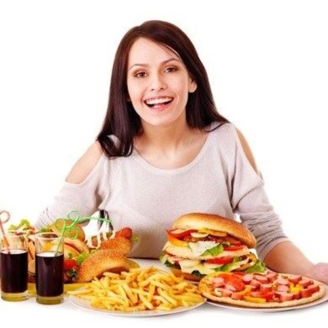 Fast-food vücudunuzu susuz bırakır. Size büyük boy mönüler cazip gelse de, aslında sadece siz büyük boya doğru gidiyorsunuz demektir.