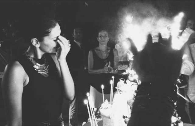 Eşi Halit Ergenç'in organize ettiği partide çok duygulanan Bergüzar Korel, gözyaşlarını tutamadı.