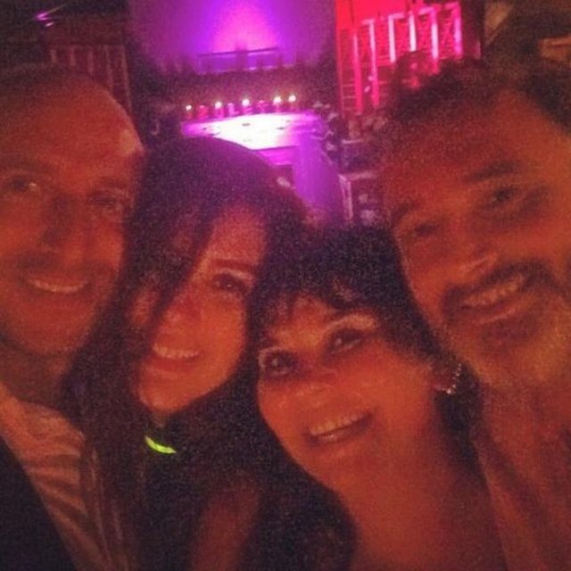 Ünlü oyuncu Instagram sayfasına "Hayatıma dokunan tüm güzel kalplerle yan yana, can cana karşıladım yeni yaşımı. Yine...Vallahi iyi ki doğmuşum yahu " yazarak mutluluğunu dile getirdi.