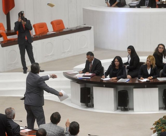 Yaşanan gerginliğin ardından CHP'li vekiller Meclis Genel Kurulu'nu terk etti.