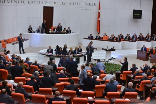 Erdoğan'ın yemini sonrası iki partiden bazı milletvekillerinin alkışladığı, bazılarının ise alkışlamamayı tercih ettiği görüldü.