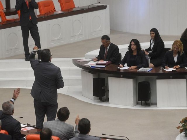 Bunun üzerine CHP'li Altay, TBMM Başkanı Çiçek'e Anayasa kitapçığı fırlattı.