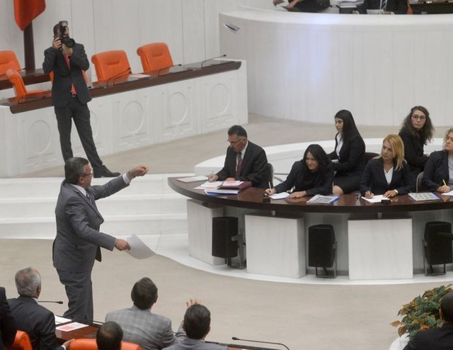 CHP'nin protestosuna Genel Kurul'da bulunan MHP ve HDP'li milletvekilleri destek vermedi.