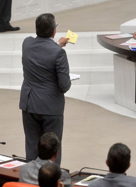 Cumhurbaşkanlığı yemin töreninden önce CHP Milletvekili Engin Altay, TBMM Başkanı Cemil Çiçek'e seslenerek, usül tartışması istedi. Altay'a itiraz eden Çiçek, "Katılırsınız veya katılmazsınız ben bu töreni icra edeceğim" dedi.