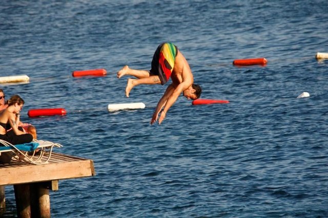 Levendoğlu, iskeleden yaptığı akrobatik atlayışlarla dikkat çekti.