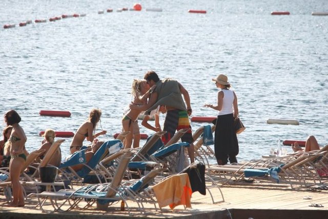 Sık sık öpüşen ikili bir süre sonra nedeni anlaşılamayan bir gerginlik yaşadı.