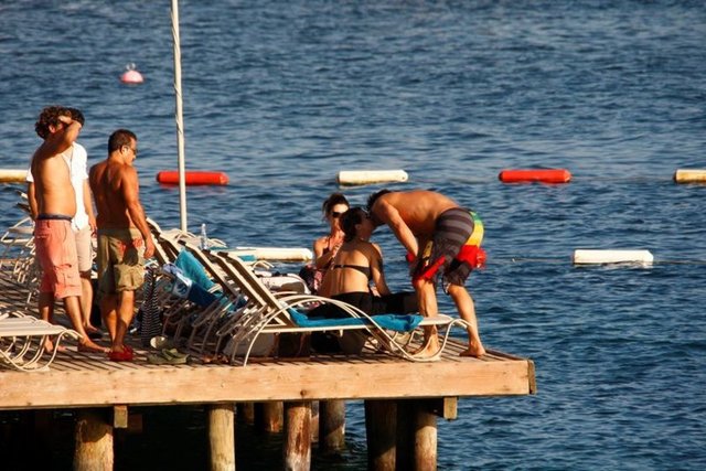 SARP Levendoğlu-Birce Akalay çifti, Marmaris'te başladıkları balayına Bodrum'da devam ediyor.