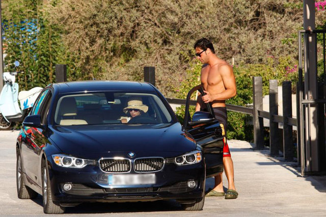 Eşine kızan Akalay, aracına binip sinirli bir şekilde beach'ten ayrıldı.