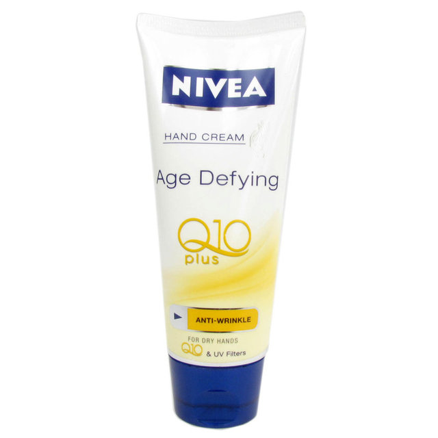 Nivea Age Defying, ellerin genç kalmasını sağlayan, Q10 enerji kompleksi ile, cilde derinlemesine nüfus ederek, cildin kendini yenilemesini sağlar. Yaşlanma belirtilerinin görünümü gözle görülür derecede azalır. Fiyatı 10 TL.