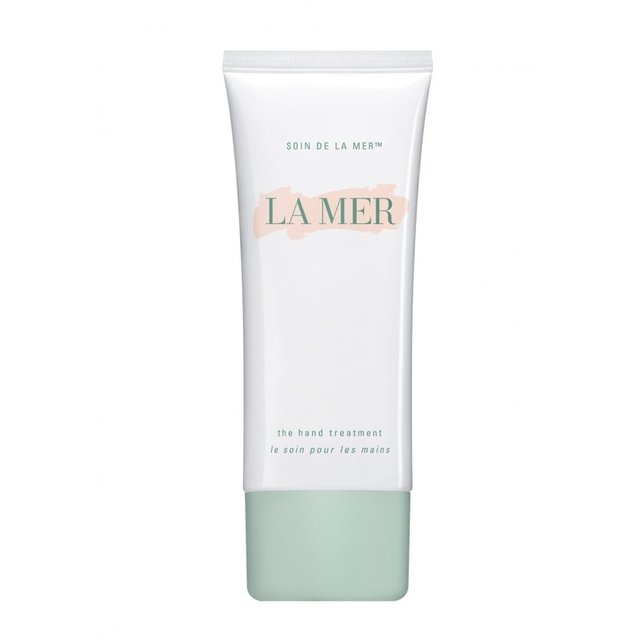 La Mer Hand Treatment, elleri yatıştırır, korur, en kuru elleri dahi iyileştirir. İçerisinde deniz yosunları cilde nem sağlar ve tutar, ellerin daha genç görünmesine ve pürüzsüz olmasına yardımcı olur. Fiyatı 235 TL.